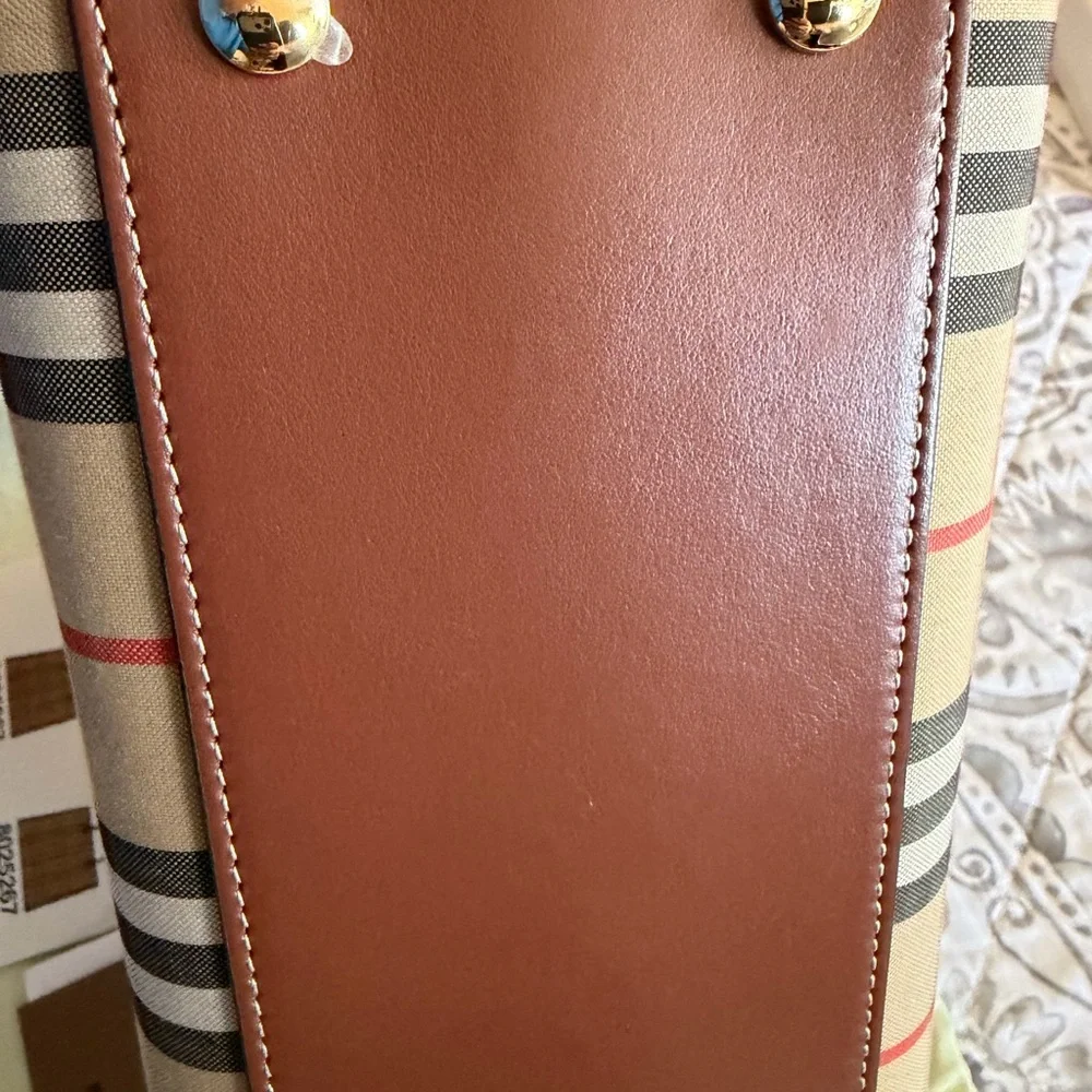 Burberry archive beige all baby tittle handbag. - Picture 11 of 15